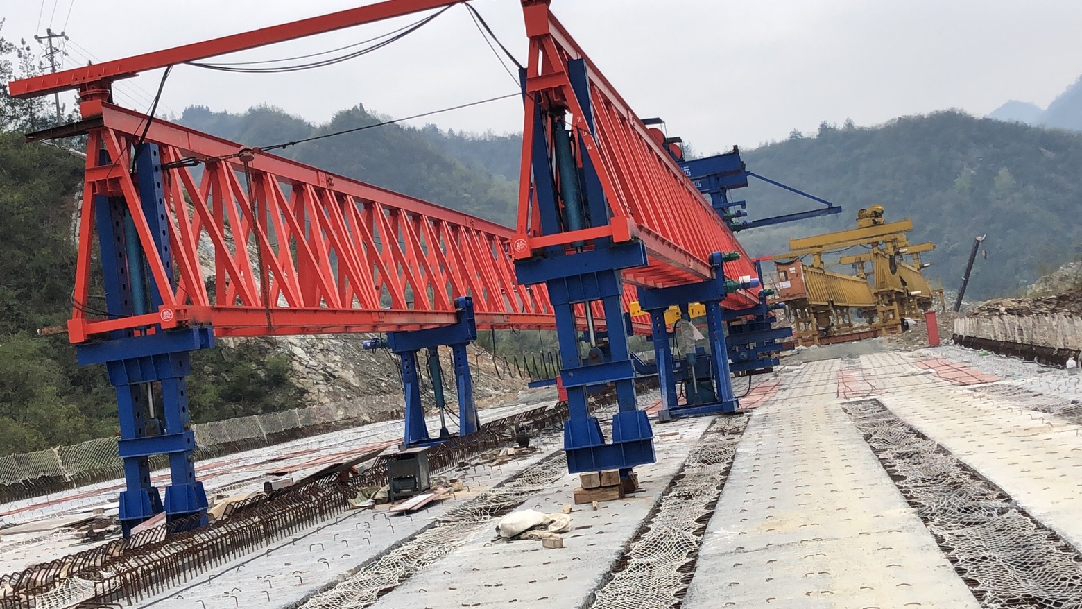 湖北十堰，十巫高速三標(biāo)，采購我廠的JQ40-180新式架橋機(jī)