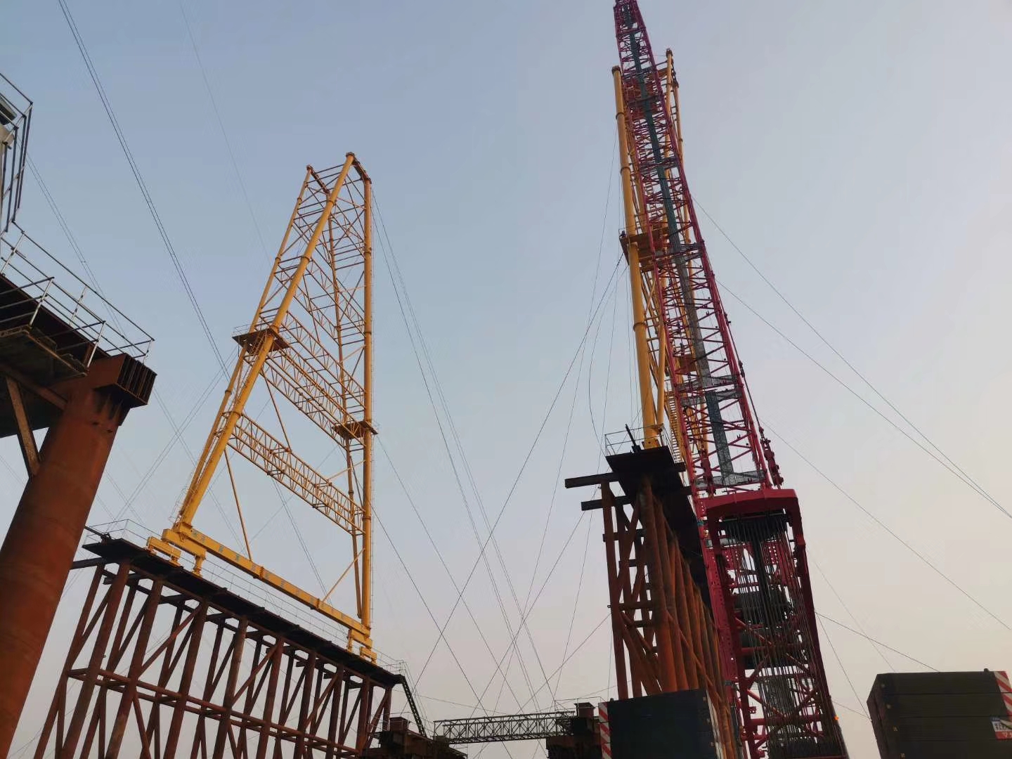 中交二公局濟(jì)南跨黃河橋項(xiàng)目，MG120噸-36米跨-54米高龍門吊，